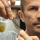 El investigador de IBM, Mark Lantz, junto a un pedazo de la cinta. Imagen: IBM